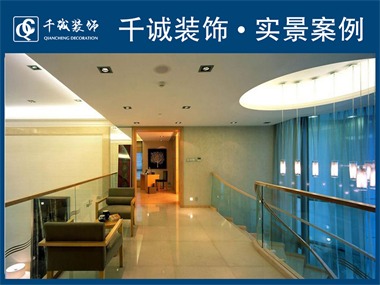 整個色調以暖色調為主，給人以溫馨舒適的感覺